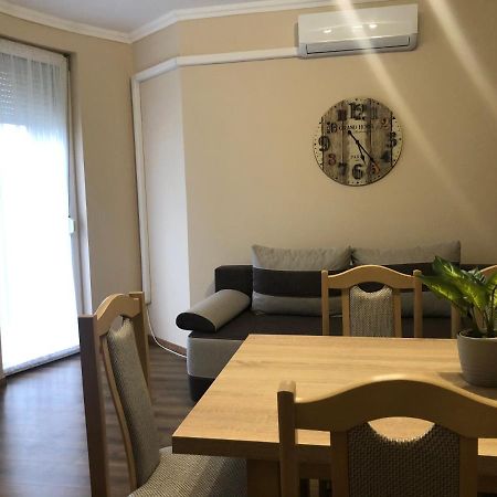 Alina Apartmanok ハイデゥソボスロー エクステリア 写真