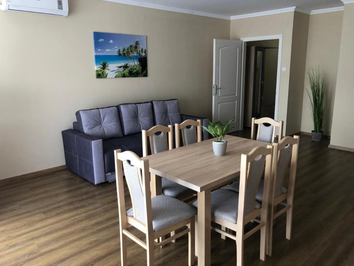 Alina Apartmanok ハイデゥソボスロー エクステリア 写真
