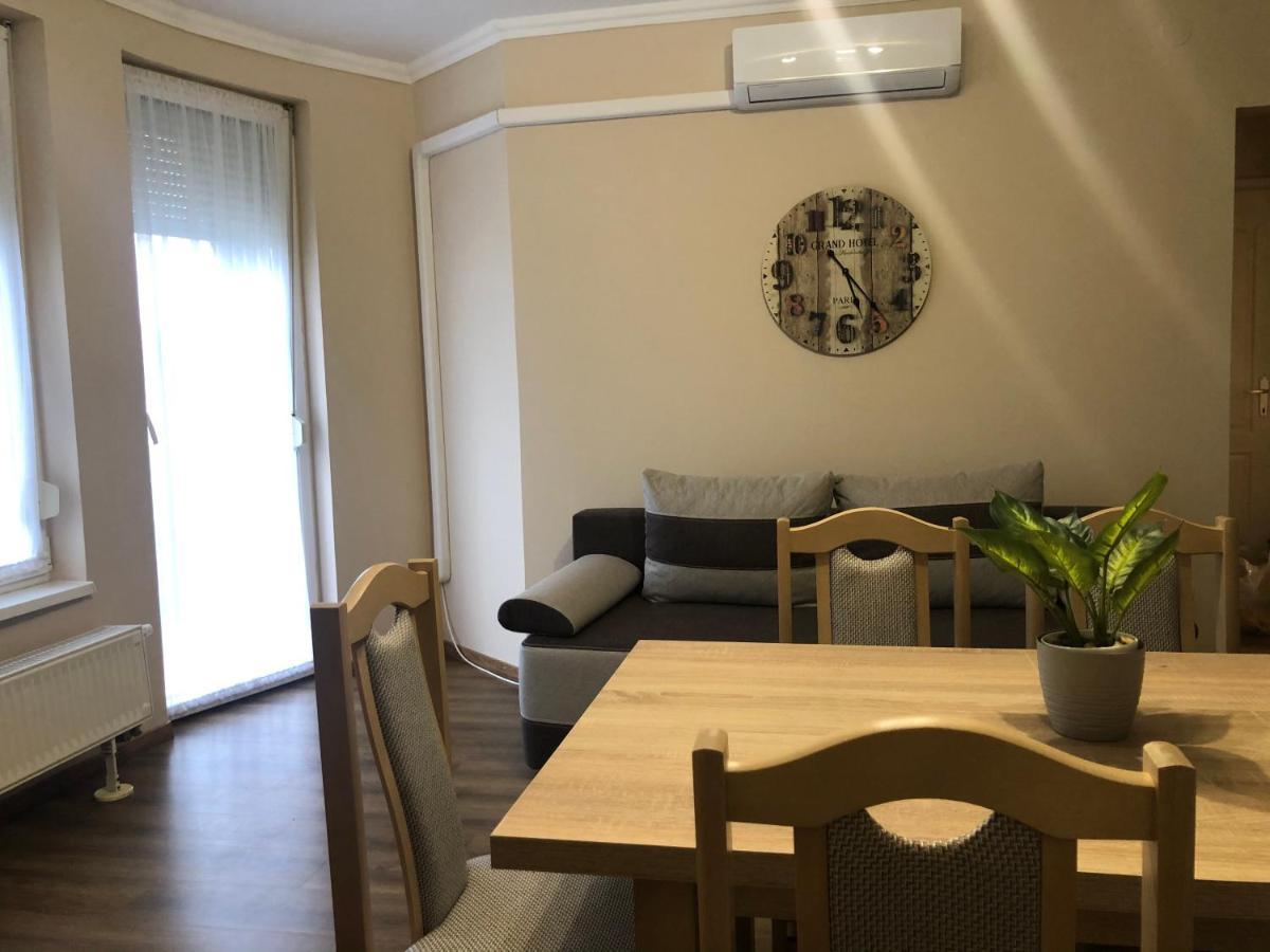 Alina Apartmanok ハイデゥソボスロー エクステリア 写真