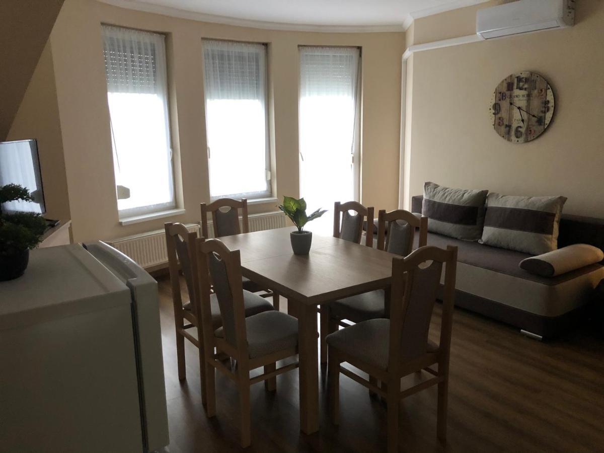Alina Apartmanok ハイデゥソボスロー エクステリア 写真