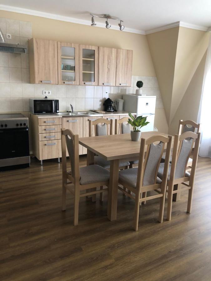 Alina Apartmanok ハイデゥソボスロー エクステリア 写真