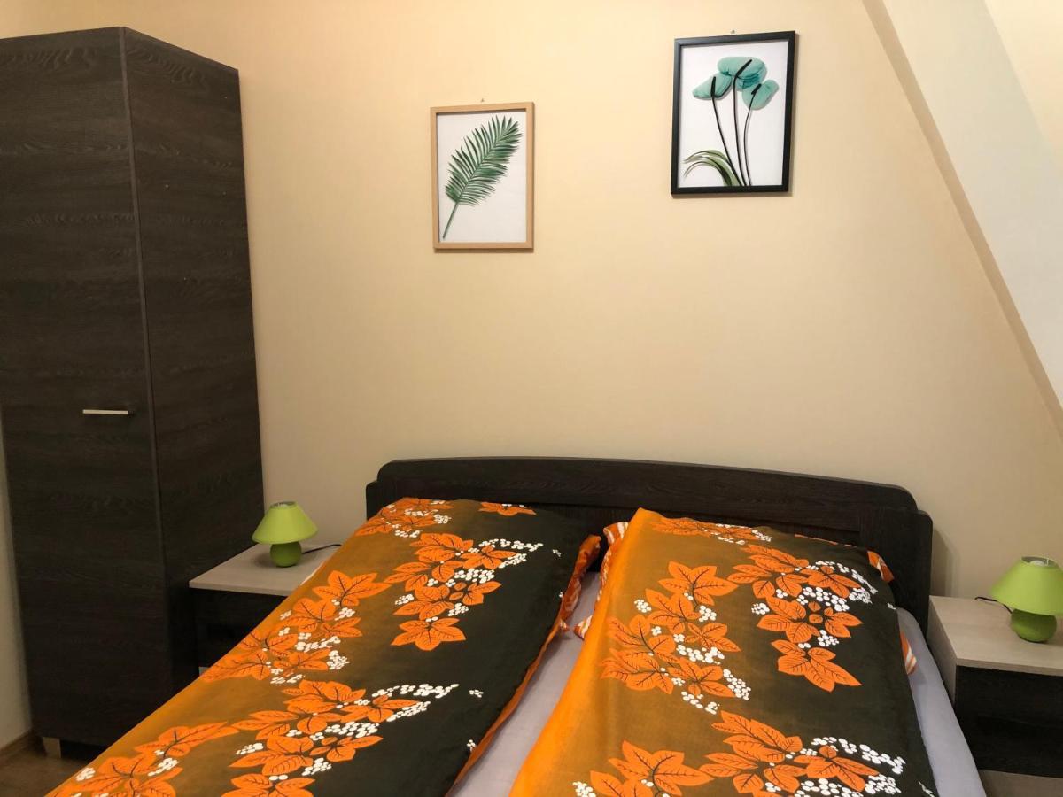 Alina Apartmanok ハイデゥソボスロー エクステリア 写真