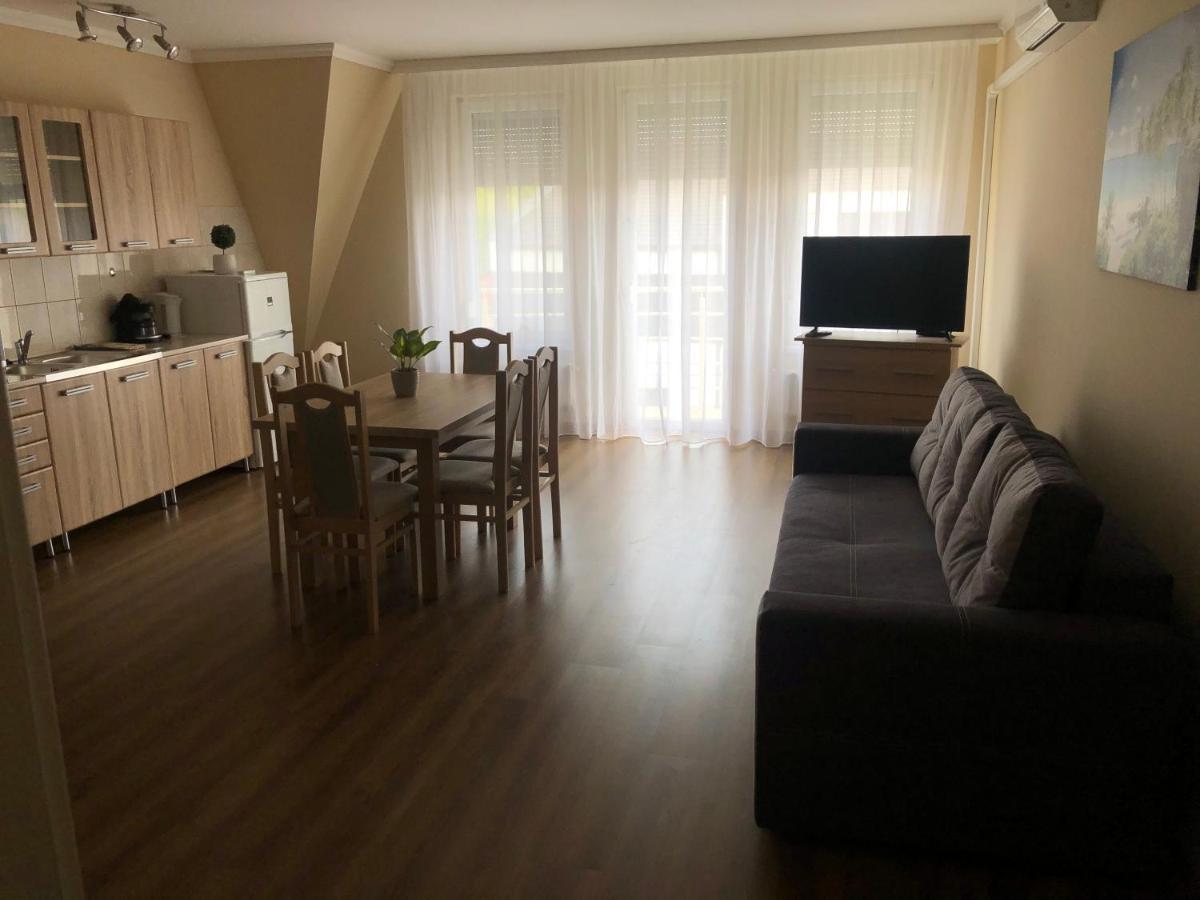 Alina Apartmanok ハイデゥソボスロー エクステリア 写真