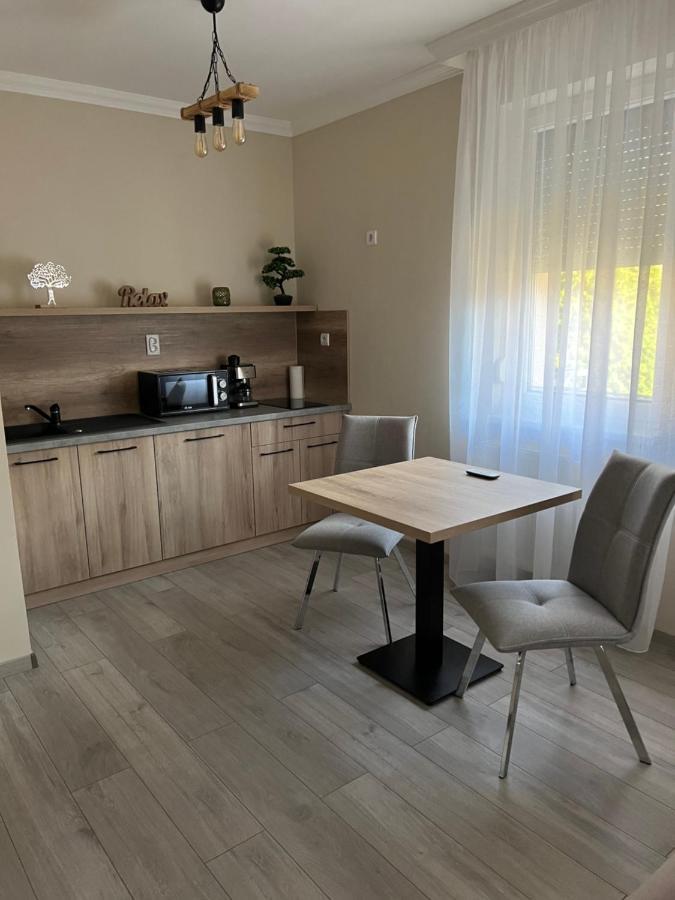 Alina Apartmanok ハイデゥソボスロー エクステリア 写真