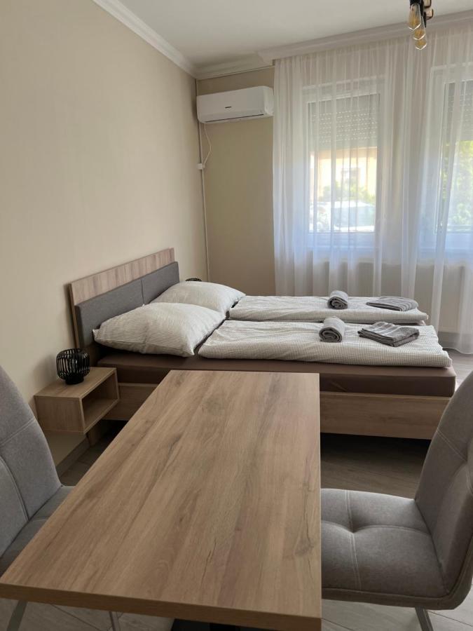 Alina Apartmanok ハイデゥソボスロー エクステリア 写真